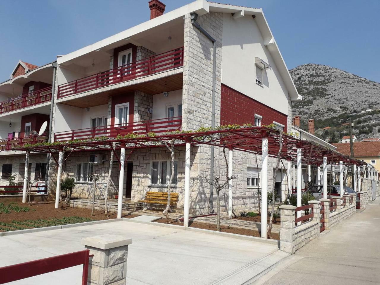 Apartmani Rada เทรบินเย ภายนอก รูปภาพ